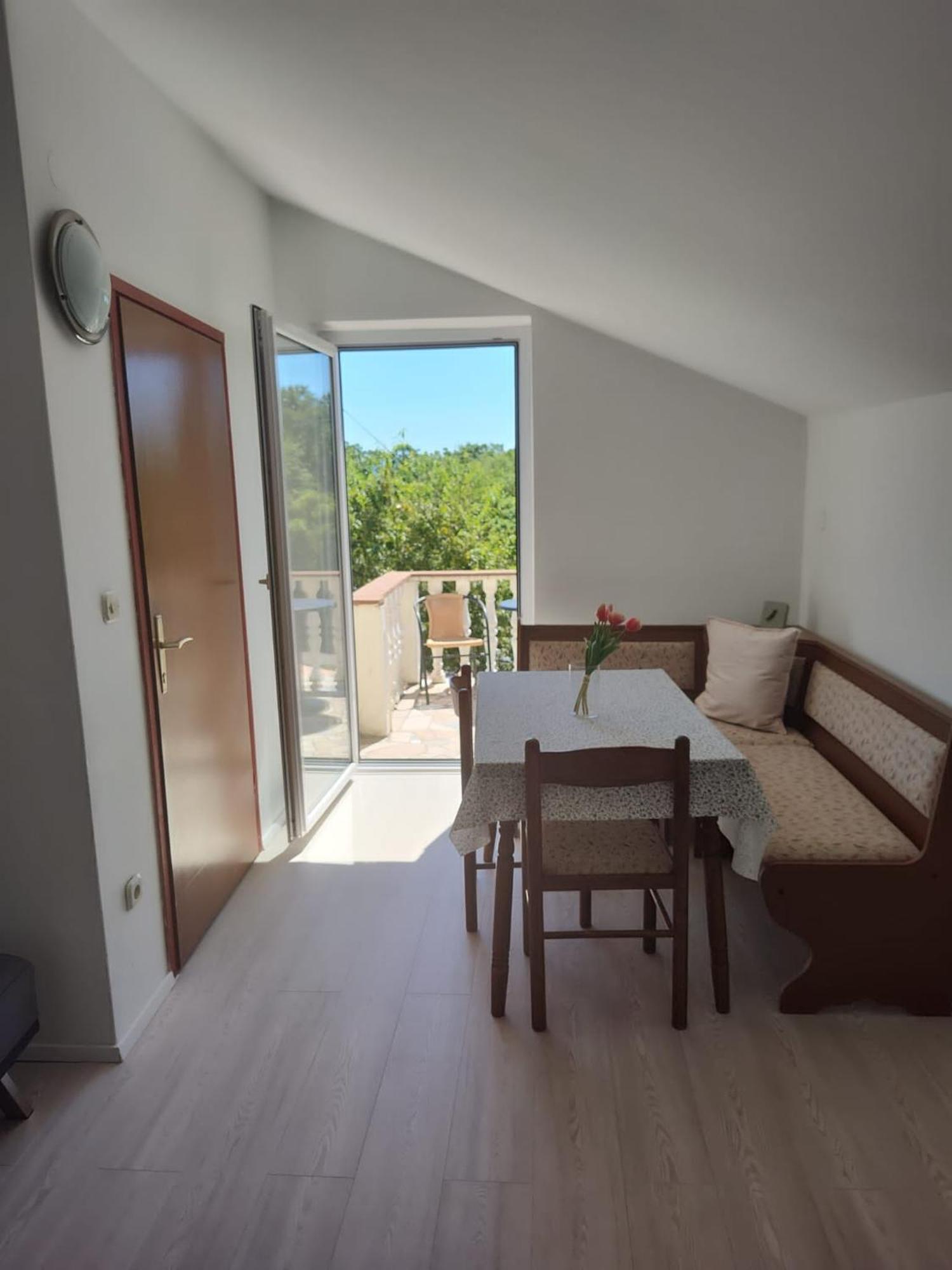 Hilltop Apartment Risika